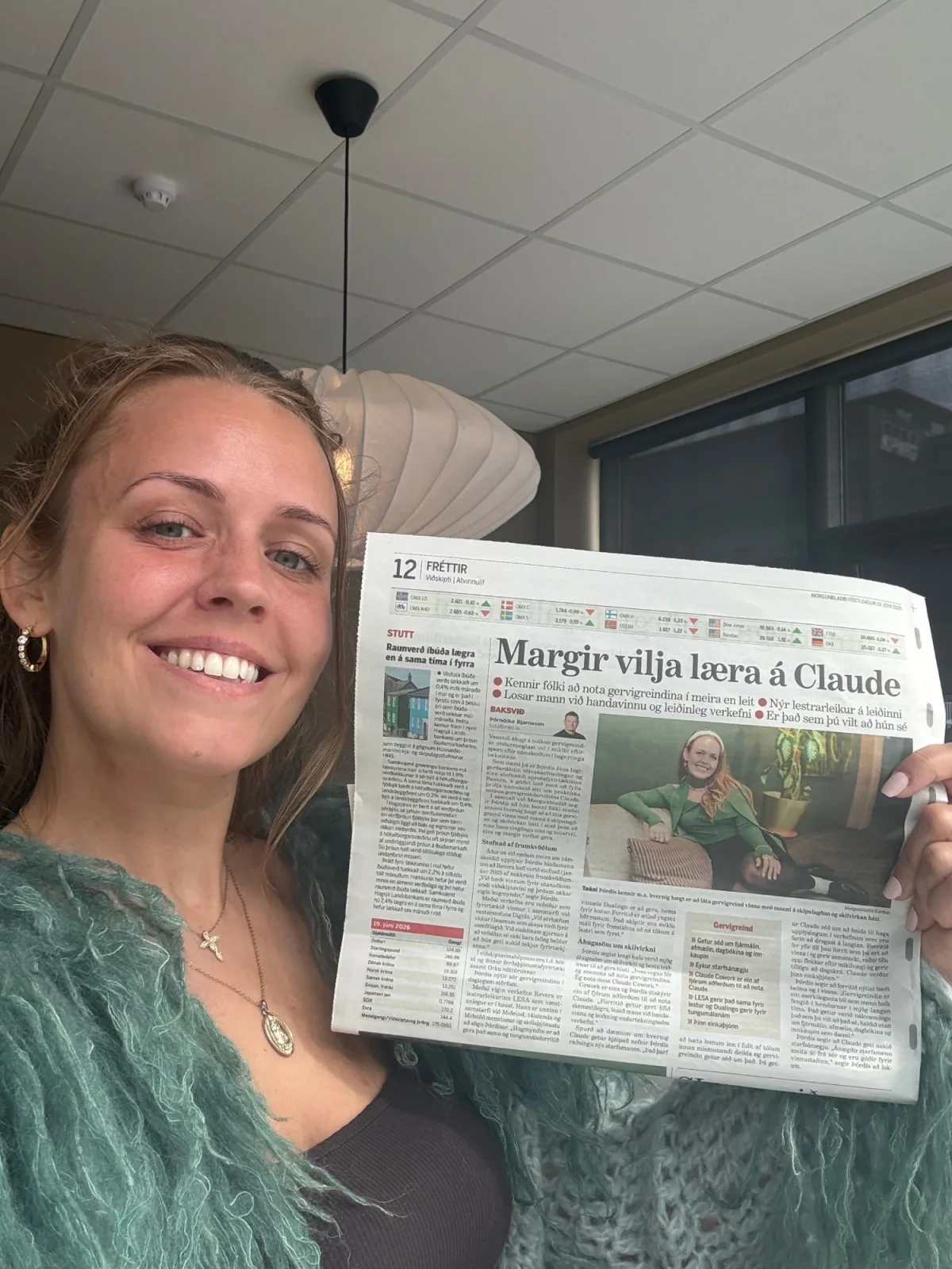 Þórdís með Morgunblaðið opið á viðtali við sig.
